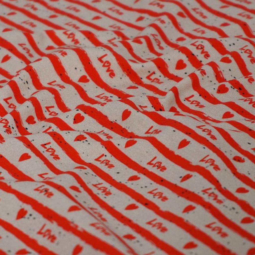 Baumwolljersey Text "Love" Herzen rot ecru